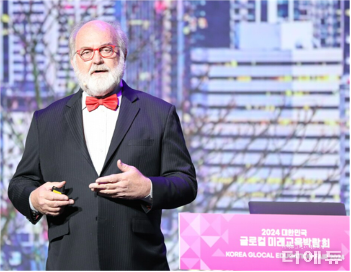 토마스 프레이 미래학 싱크탱크 다빈치 연구소(DaVinci Institute) 소장이 지난 1일 진행된 ‘2024 대한민국 글로컬 미래교육 박람회’ 기조강연에 나서 ‘대학 교육의 미래, 혼란과 기회의 만남’을 주제로 강연하고 있다.(사진=글로컬미래교육박람회)