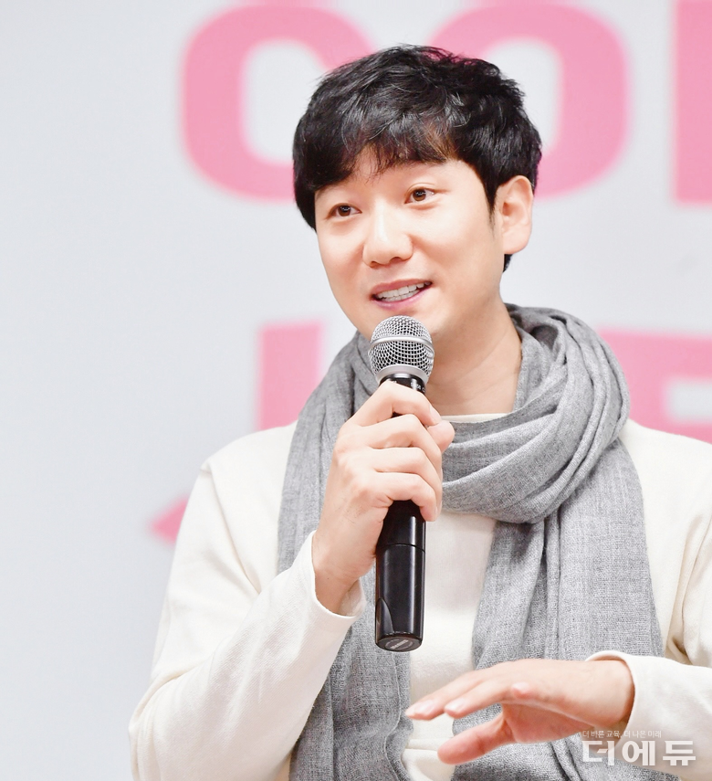 이두호 MBC 콘텐츠전략본부 부장. 세계일주의 꿈을 품고 가족들과 여행하다 태국의 매력에 빠져 온 가족이 이주해 두 아이를 키우고 있다.