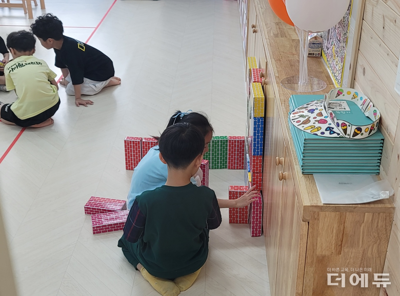 원주 THE자람 늘봄센터에 도착한 아이들이 삼삼오오 모여 블럭놀이를 하는 등 친구들과 재미있게 놀고 있다.(사진=지성배 기자)