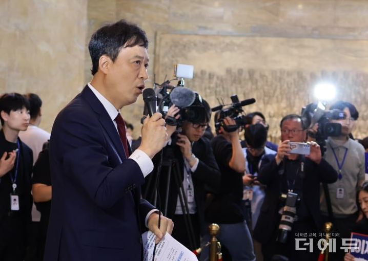 정성국 국민의힘 의원이 지난 5일 국회 현관에서 더불어민주당은 의회독주를 중단할 것을 요구하고 있다.(사진=정성국SNS)