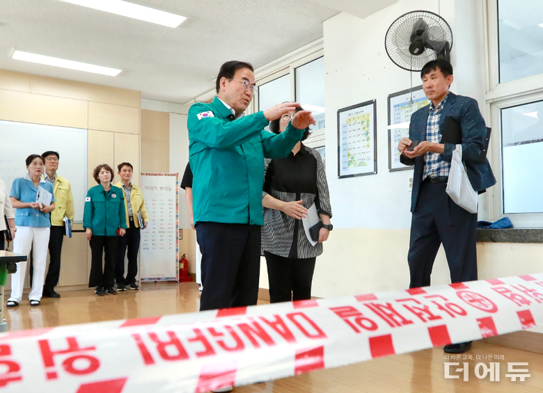 서거석 전북교육감이 12일 지진 피해 학교를 찾아 상황을 점검하고 있다.(사진=전북교육청)