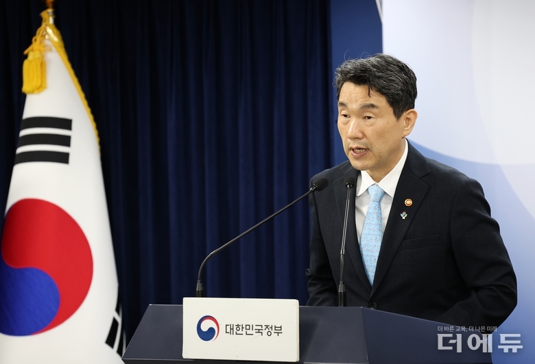 이주호 사회부총리겸 교육부장관이 14일 의료개혁 및 의료계 집단행동 관련 브리핑을 갖고 있다.(사진=교육부)