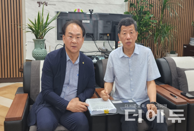 (왼쪽부터) 주훈지 경기교총 회장 후보가 17일 교육공무직과 갈등을 빚고 있는 시흥 군서초를 찾아 (오른쪽) 유영준 교장과 대책을 논의했다.(사진=주훈지 캠프)