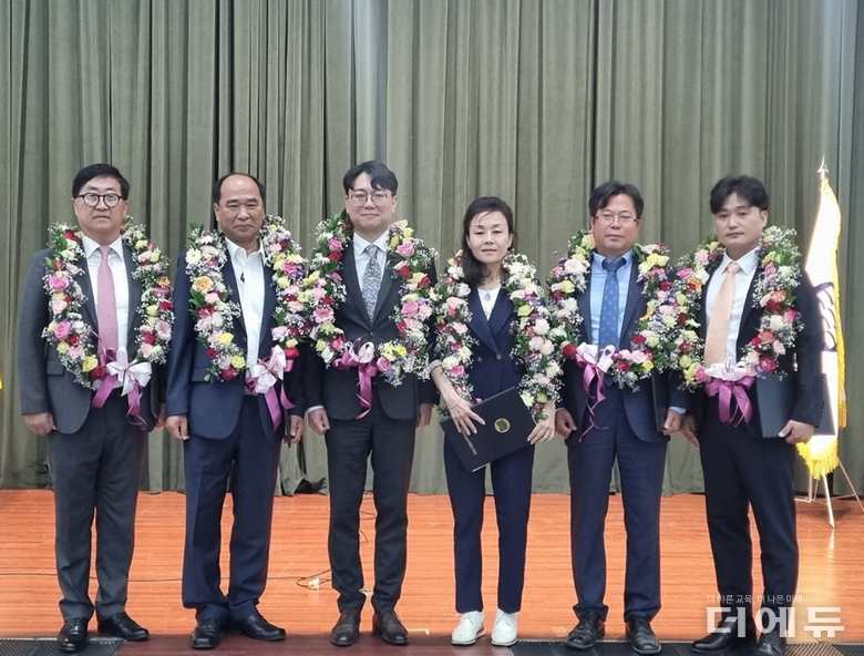 박정현 교총 회장 당선인과 부회장단이 투표 결과 발표 이후 단체 촬영을 하고 있다.(사진=김우영 수습기자)