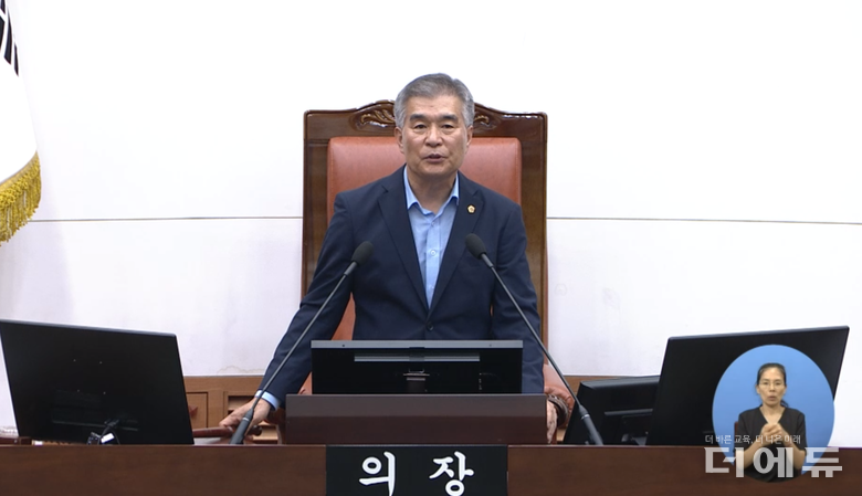 김현기 서울시의회 의장이 25일 열린 본회의에서 서울학생인권조례 폐지안 가결을 선언하고 있다.(사진=서울시의회 인터넷회의록 캡처)
