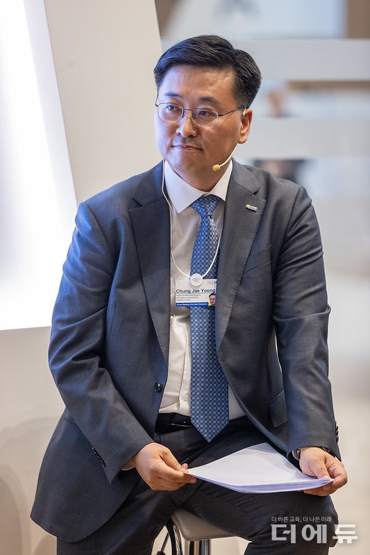 정제영 한국교육학술정보원 원장이 지난 26일 중국 다롄에서 열린 다보스포럼에 참석해 우리나라의 AI 디지털교과서 도입 추진 현황을 소개하고 있다.(사진=WEF)