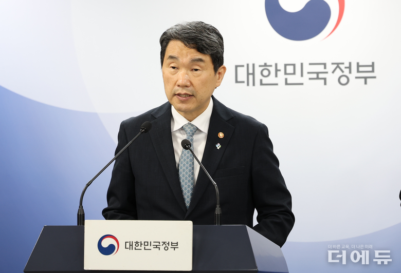이주호 사회부총리 겸 교육부장관이 지난 27일 유보통합 실행계획 브리핑을 하고 있다.(사진=교육부)