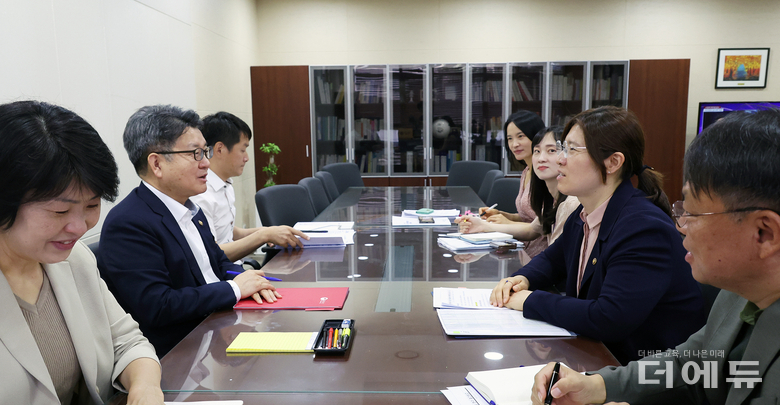 (왼쪽)교육부와 (오른쪽)문체부가 4일 학교 체육 정책 협의회를 진행하고 있다.(사진=교육부)