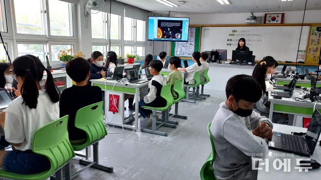 지난 5월 경남 남정초 5학년 교실에서 경남교육청의 빅데이터·인공지능(AI) 기반 교육지원 플랫폼인 '아이톡톡'을 활용해 과학 수업이 진행되고 있다.(사진=경남교육청)