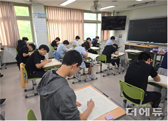 29일 수능 모의평가를 치고 있는 경북 학생들(사진=경북교육청)