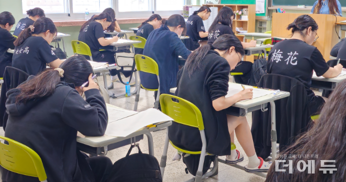 9월 전국연합학력평가에 응시한 청주중앙여고 3학년 학생들이 시험문제를 풀고 있다.(사진=충북교육청)