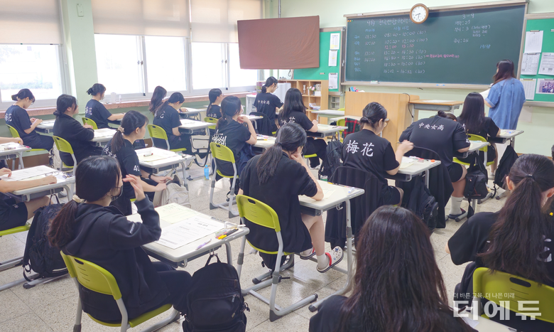 9월 전국연합학력평가에 응시한 청주중앙여고 3학년 학생들.(사진=충북교육청)