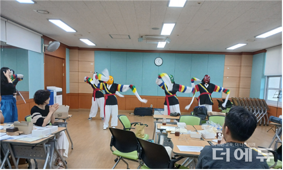 광주교육청 소속 초등교사들이 독일학교 수업교류를 위한 사전준비를 하고 있다.(사진= 광주교육청)