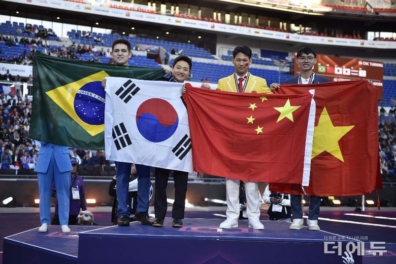 (왼쪽 두 번째) 한국항공고 출신 남종수 씨가 2024 프랑스 국제기능올림픽대회 CNC 밀링 직종에서 은메달을 차지했다.(사진=강원교육청)