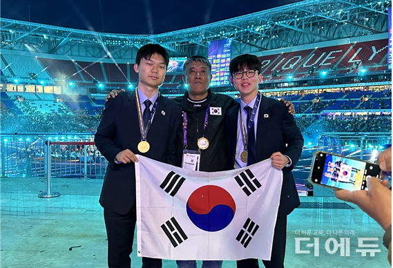 2024 국제기능올림픽대회에서 금메달을 수상한 (왼쪽부터) 김용현 광주소마고 졸업생과 최동오 교사, 김겸온 졸업생이 기념 촬영을 하고 있다.(사진=광주교육청)