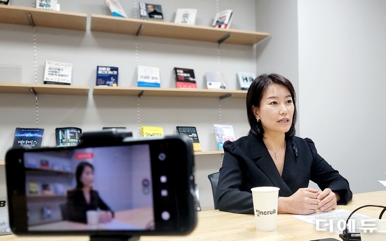 김묘은 디지털리터러시협회 대표가 스스로 개발한 DIQ에 대해 설명하고 있다.(사진=지성배 기자)