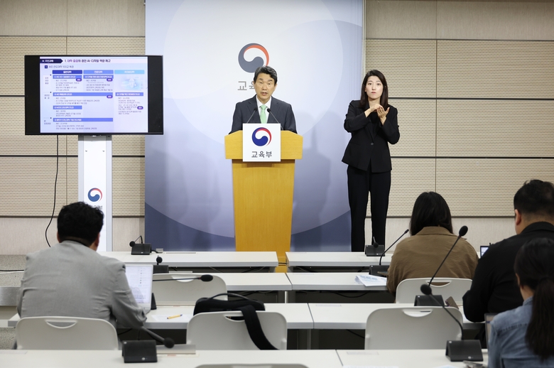 이주호 교육부 장관이 는 ‘인공지능·디지털(AID) 30+ 프로젝트’를 발표하고 있다.(사진=교육부)<br>