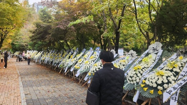 경기 성남시 분당구 서현초 앞 인도에는 학교폭력 문제에 항의하는 의미의 근조화환이 늘어져 있다.(사진=온라인 커뮤니티)