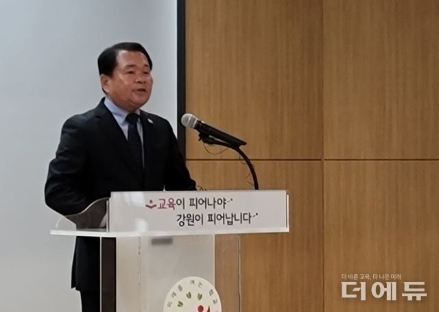신경호 강원교육감이 지난 28일 전교조 강원지부와의 단체협약 실효 선언을 하고 있다.(사진=지성배 기자)