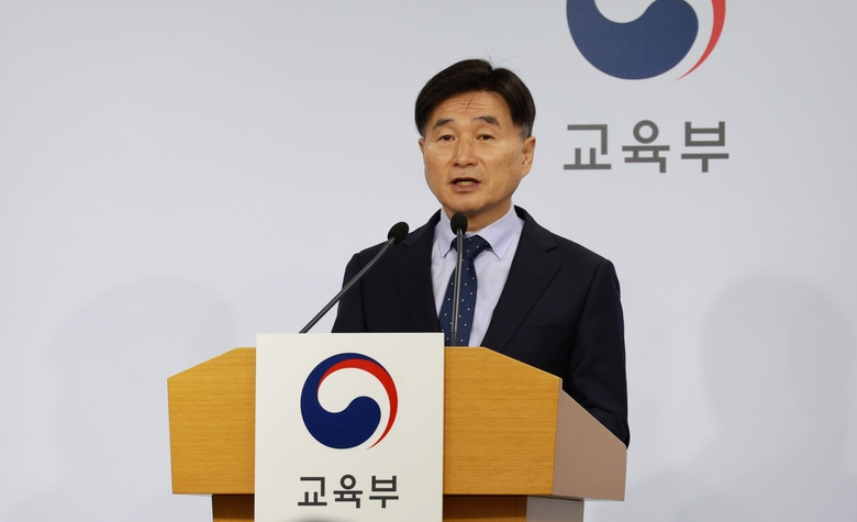  2025학년도 수학능력시험 최중철 출제위원장이 14일 오전 정부세종청사에서 출제 방향에 대해 설명하고 있다(사진=교육부).