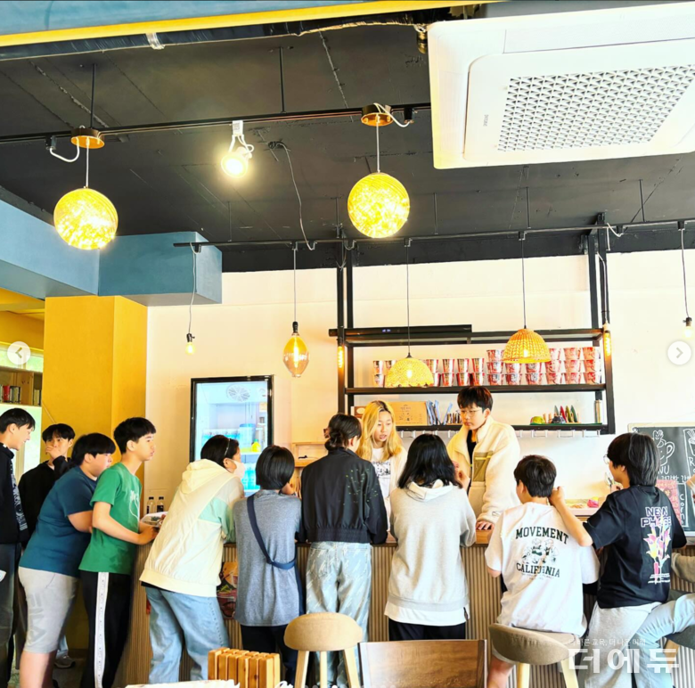 주문하는 학생들로 북적이는 금산간디학교협동조합 운영 카페.(사진=금산간디학교)