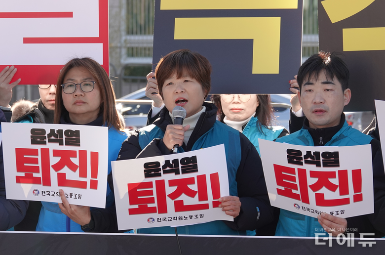 (가운데) 전희영 전교조 위원장이 6일 기자회견을 열고 전국 교사 1만 5225명이 동참한 윤석열 퇴진 요구 시국선언문을 낭독하고 있다.(사진=전교조)