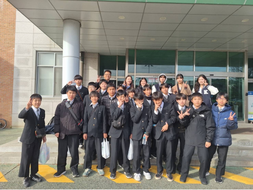 한국 교원대-일본 시즈오카 세이코 중학교 현장 국제교류의 날 성료 후 행사 참석자들이 함께한 모습(사진=한국교원대학교).
