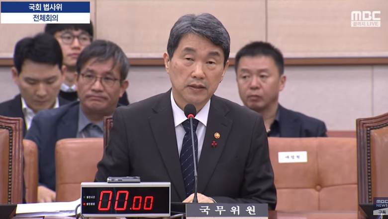 이주호 사회부총리 겸 교육부장관이 지난 17일 국회 법제사법위원회 전체회의에 출석해 AI 디지털교과서의 지위가 교과서로 유지되어야 하는 이유를 설명하고 있다.(사진=유튜브 MBC)