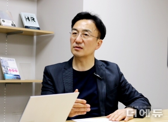 강정수 블루닷 AI연구센터장이 <더에듀>와 인터뷰를 통해 전세계가 인공지능 시대를 어떻게 대비하고 있는지 설명하고 있다.(사진=정귀권 PD)