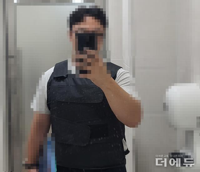 지난해 전북의 한 고교 체육교사 A씨가 학생에게 살해 협박을 받아 방검복을 입고 출근하다며 찍은 인증 사진.(사진=전북교사노조)