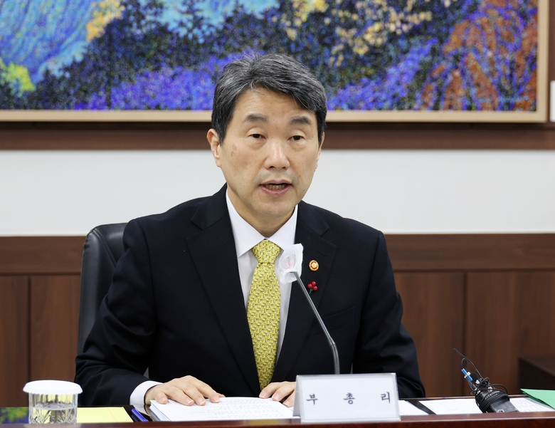 이주호 교육부 장관이 26일 서울 종로구 정부서울청사에서 열린 제10차 사회관계장관회의에서 발언하고 있다(사진=교육부).