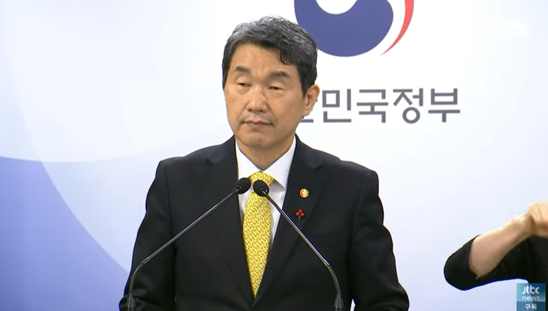 이주호 교육부장관 겸 사회부총리가 26일 오후 긴급 브리핑을 열고 AIDT를 교육자료로 지정하는 초중등교육법 개정안에 대해 정부에에 재의요구 행사를 건의할 계획이라고 밝혔다.(사진=유튜브 JTBC News 캡처)