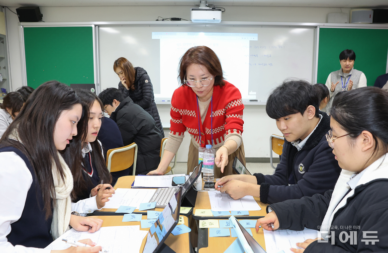 IB 수업을 진행하는 교사와 학생들.(사진=대구교육청)
