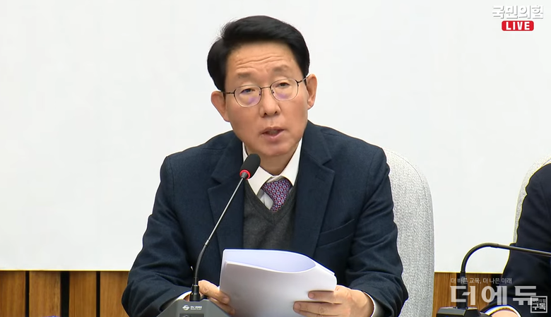김상훈 국민의힘 정책위의장이 10일 열린 원내대책회의에서 AIDT의 지위를 교육자료로 규정한 초중등교육법 개정안을 통과시켜놓고 정부에 이송하지 않고 있는 우원식 국회의장에게 문제를 제기하고 있다.(사진=유튜브 국민의힘 캡처)