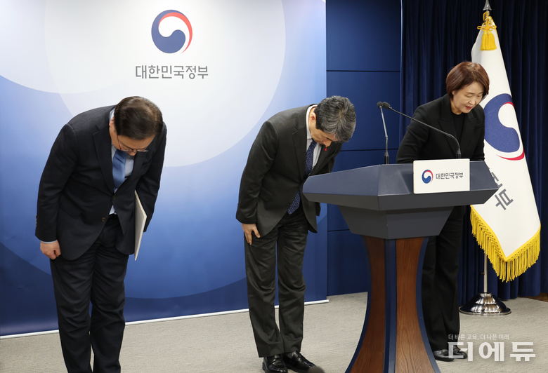 (왼쪽부터) 조규홍 보건복지부 장관과 이주호 사회부총리겸 교육부 장관이 10일 2025년 의과대학 교육 여건 개선방안을 발표하며 고개를 숙였다.(사진=교육부)
