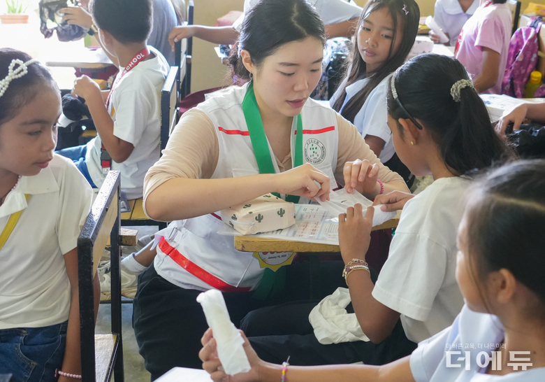 보건교사회 소속 교사가 필리핀 학생들을 대상으로 월경교육을 진행하고 있다.(사진=보건교사회)