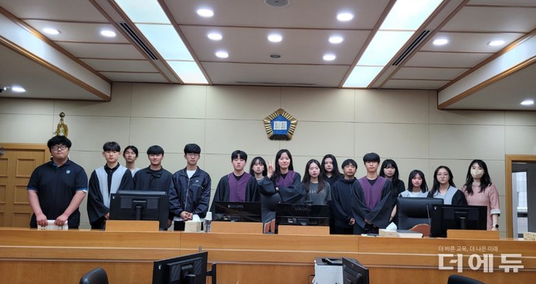 제주청소년 로스쿨에 참여한 학생들이 검사와의 대화 이후 기념촬영을 하고 있다.(사진=제주교육청)