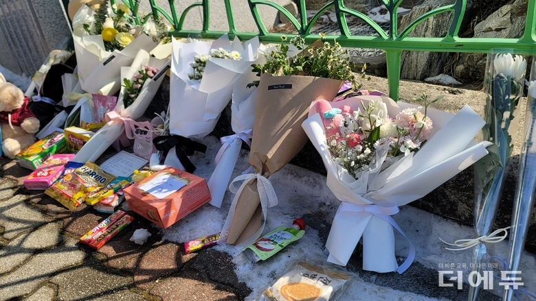 대전 초등생 사망 사건이 발생한 초등학교 앞에 시민들이 두고 간 꽃과 간식.(사진=지성배 기자)