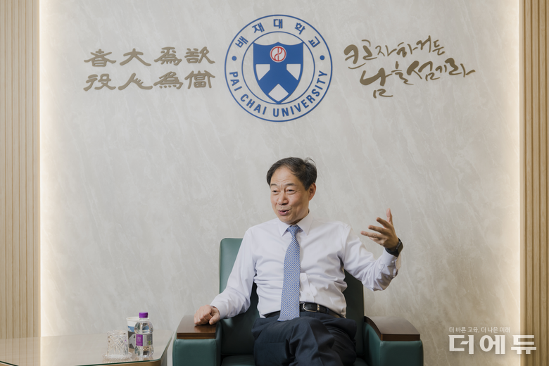 김욱 배제대 총장이 대학에 닥친 위기를 설명하며 배재대와 목원대, 대전과기대가 준비한 혁신책을 설명하고 있다.(사진=지성배 기자)
