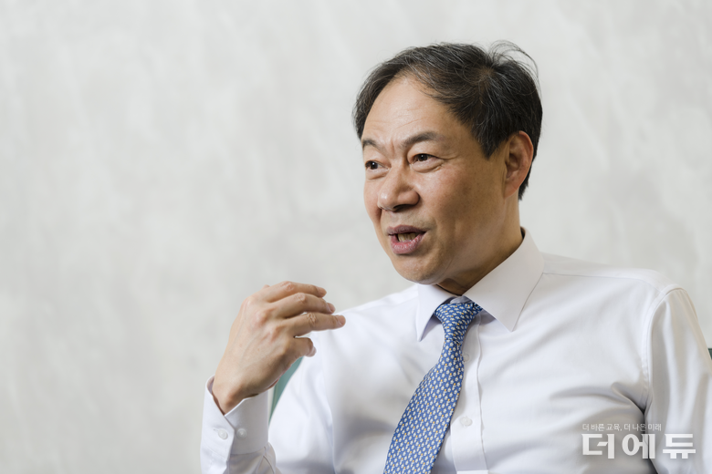김욱 배재대 총장이 <더에듀>를 만나 글로컬대학 선정에 도전하는 이유와 준비 사항을 설명했다.(사진=지성배 기자)