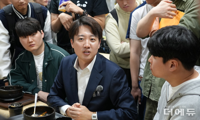 이준석 개혁신당 대선 후보가 지난 7일 충남대를 찾아 학생들과 식사를 하며 대화를 진행하고 있다.(사진=개혁신당)