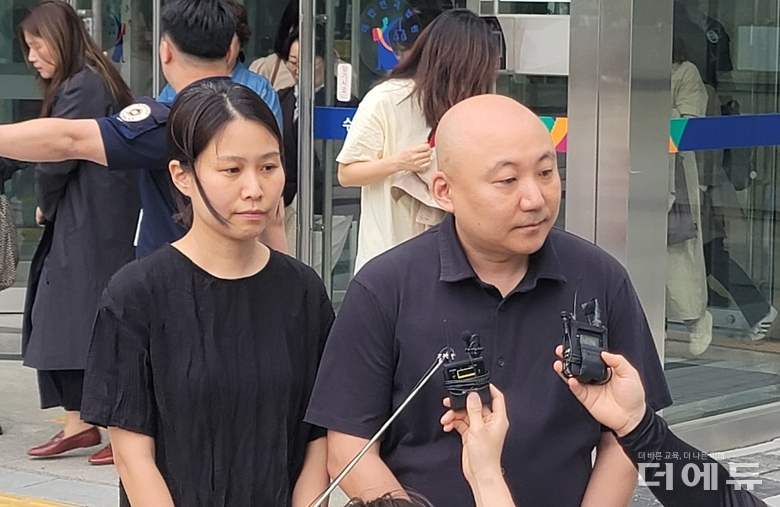 주호민 씨 부부가 13일 수원지법 선고 직후 기자회견에서 아쉬움을 표하고 있다.(사진=지성배 기자)