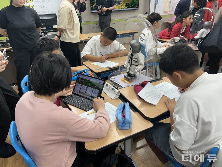 15일 안덕초에서 진행된 AI로봇을 활용한 수업 시연.(사진=제주교육청)
