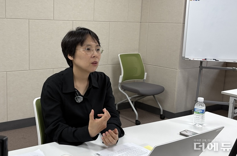 김희정 교사노동조합연맹 고교학점제TF 팀장이 <더에듀>를 만나 고교학점제를 왜 폐지해야 하는지 설명하고 있다.(사진=장덕우 기자)