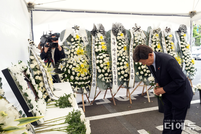 김광수 제주교육감이 23일 제주 사망 교사 분향소를 찾아 추모하고 있다.(사진=제주교육청)