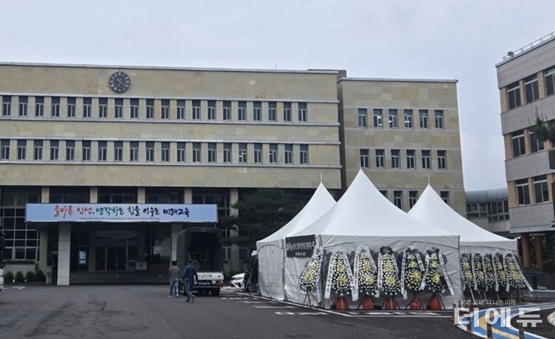 제주교육청 주차장 한켠에 마련된 사망한 중학교 교사를 위한 분향소.(사진=지성배 기자)