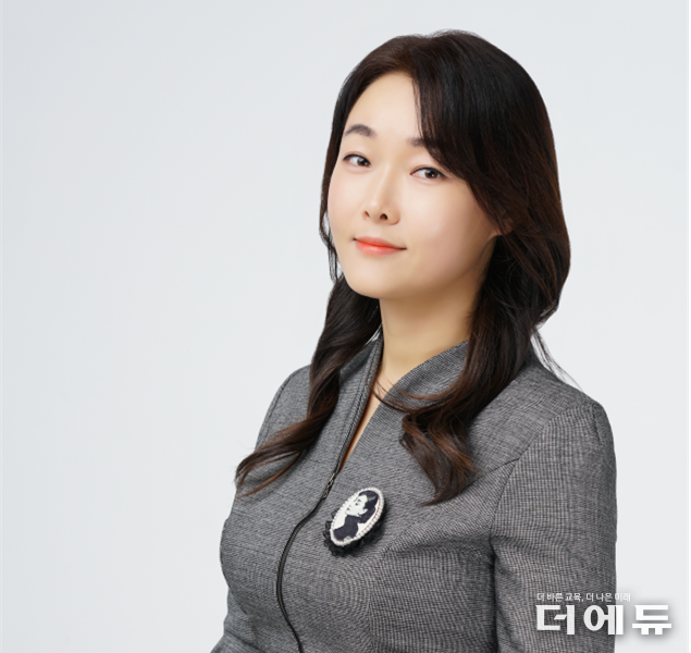 이주리 서울 대치초등학교 교사/ XR메타버스교사협회 회원. 새로운 기술을 교육에 적용하는데 관심이 많고, 2024 교실혁명 선도교사 강사, AI·디지털 러닝 페스티벌 사례발표, VR활용 사례 발표, 교실경제금융 교육 사례, 학생 창업교육 강의, 전문가 교사들의 슬기로운 AI공부생활 공저, 가장 쉬운 초등 창업(워크북) 공저 등 다양하고 특색있는 활동을 이어왔다. 현재는 교실 경제 및 디지털 교육 기반 학생창업교육에 매진하고 있다.
