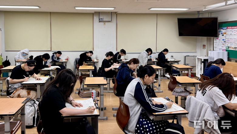4일 충북교육청 소속 고3 학생들이 모의평가에 응시하고 있다.(사진=충북교육청)