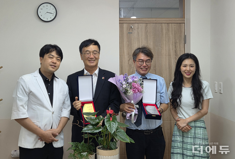 (왼쪽부터) 정재석 전북교사노조 위원장과 유재복 전국교육인권센터 교권보호관, 최성민 교권전담변호사, 강현아 전북교사노조 수석부위원장.(사진=전북교사노조)
