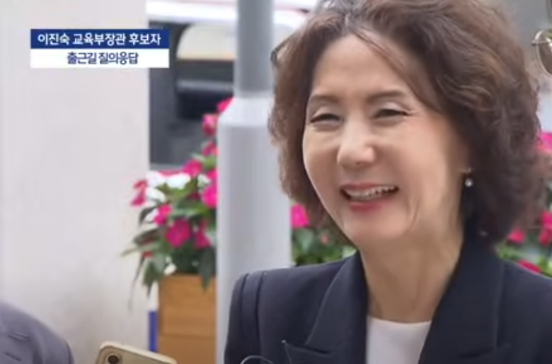 이진숙 사회부총리 겸 교육부장관 후보자가 30일 첫출근길에 서울 여의도 한국교육시설안전원 앞에서 기자들을 만나 AIDT에 대한 답변을 하고 있다.(사진=유튜브 MBCNEWS)